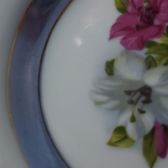 Vintage Porcelain Lusterware Floral Ashtray trimmed in Gold.6 inches Wide - Picture 6 of 7